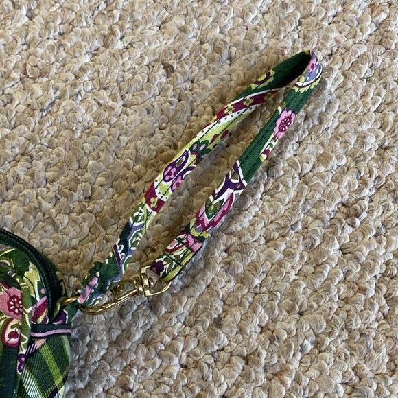 Vera Bradley Chelsea Green wristlet - Picture 2 of 11
